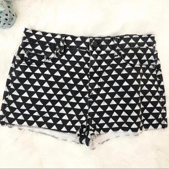 🍁 BDG High Waist Cutoff Triangle Geometric Shorts - Picture 3 of 8